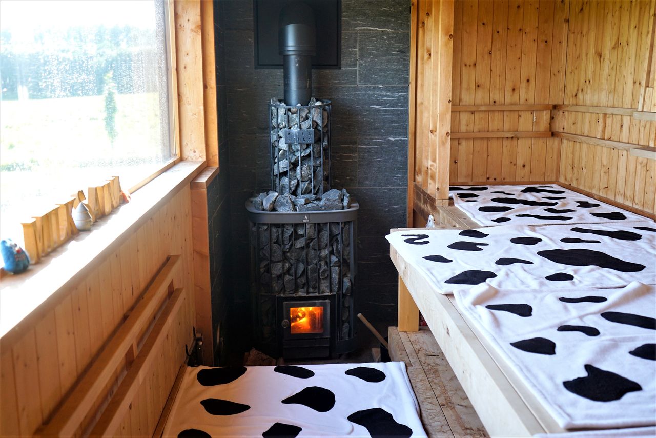 The farm’s pride and joy Milk Sauna with a view only found in Hokkaidō. Note that, naturally, no actual milk is used in the sauna. (© Ukita Yasuyuki)