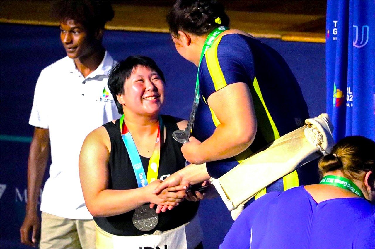 At the World Games 2022. Kon says that meeting with overseas wrestlers has been important in her efforts to popularize sumō. (Courtesy Kon Hiyori)