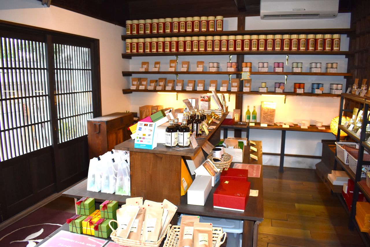 The interior of the Kureha wakōcha shop in Saga.