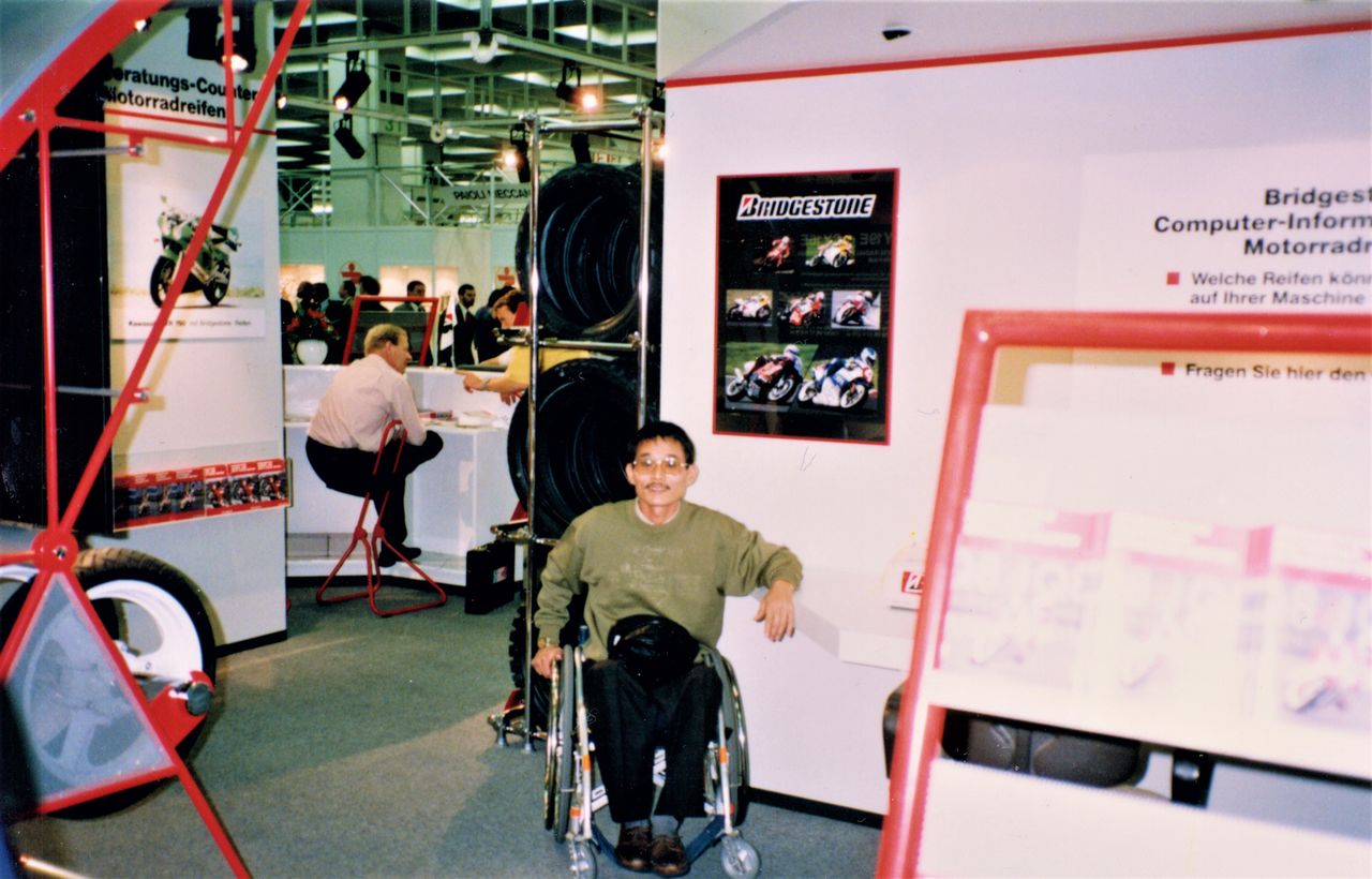 Ishii Nobuyuki’s modified wheelchair was a hit at the 1990 IFMA show. (© OX Engineering)