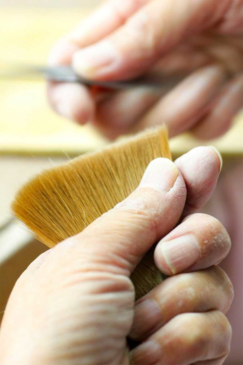The saraetori process for removing waste hairs. (Courtesy of Hakuhōdō)