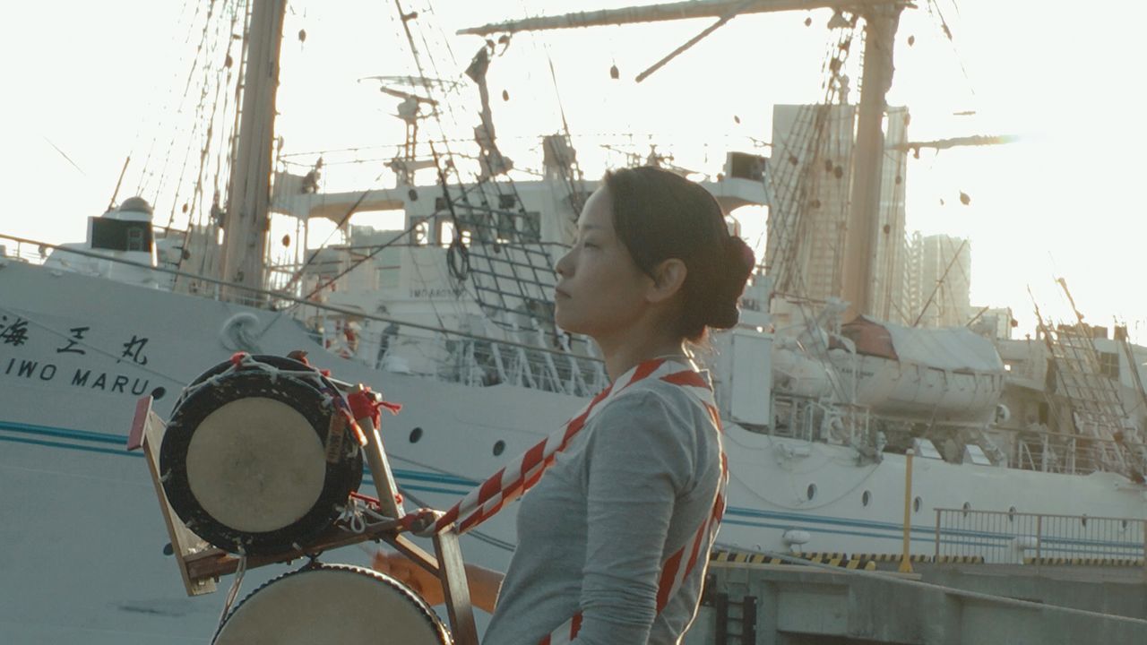 Kosome performs at the Harumi Wharf. She set off on her own as a chindon’ya performer in 1997, and in 2013 she began studying rōkyoku under Koryū. (© Passo Passo/Kawakami Atiqa)