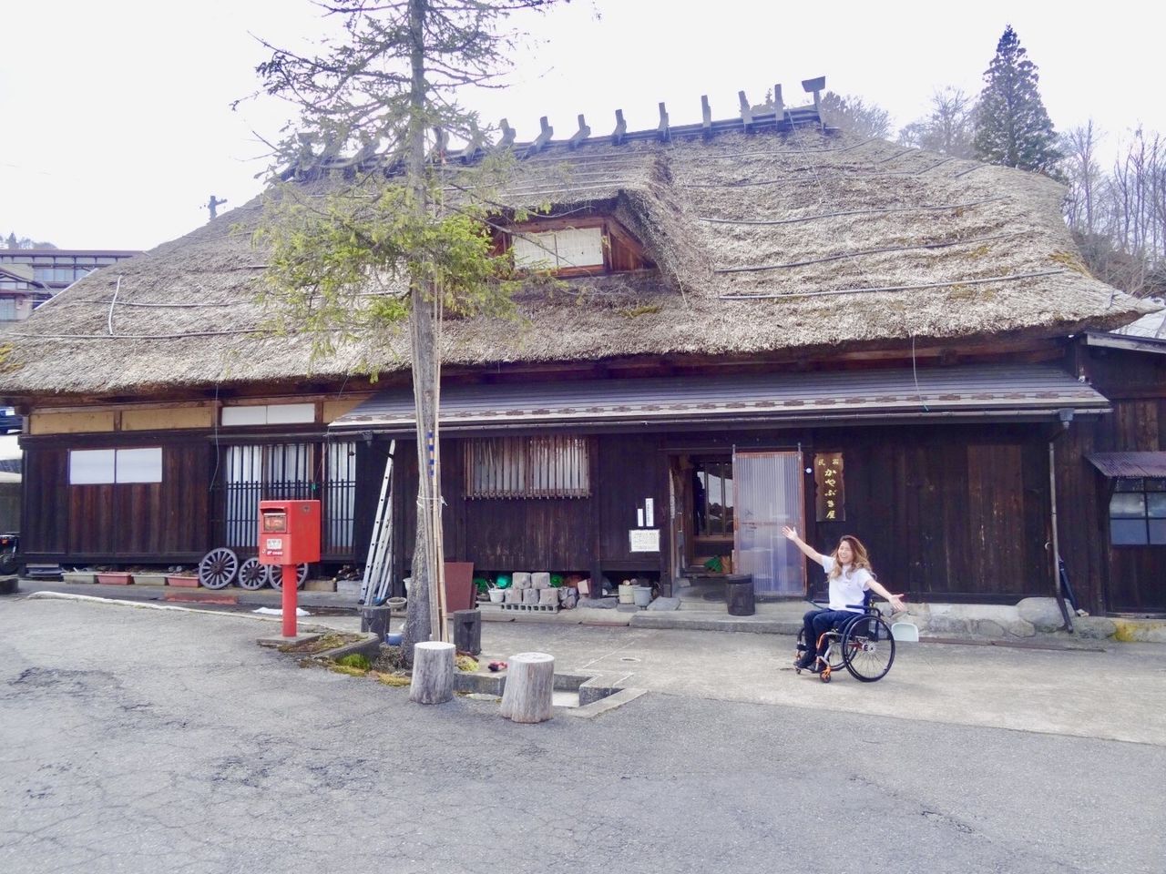 Shibuya grew up in one of a dwindling number of traditional thatched houses still in use, which the family ran as a minshuku bed-and-breakfast (not currently open for business). (Photo courtesy of Shibuya Mako)