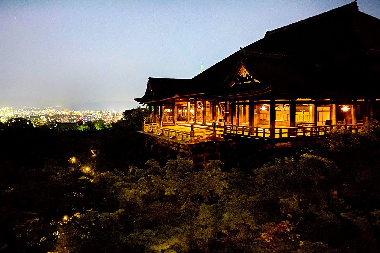 The famous platform at Kiyomizudera overlooks Kyoto at night. (© Nippon.com)