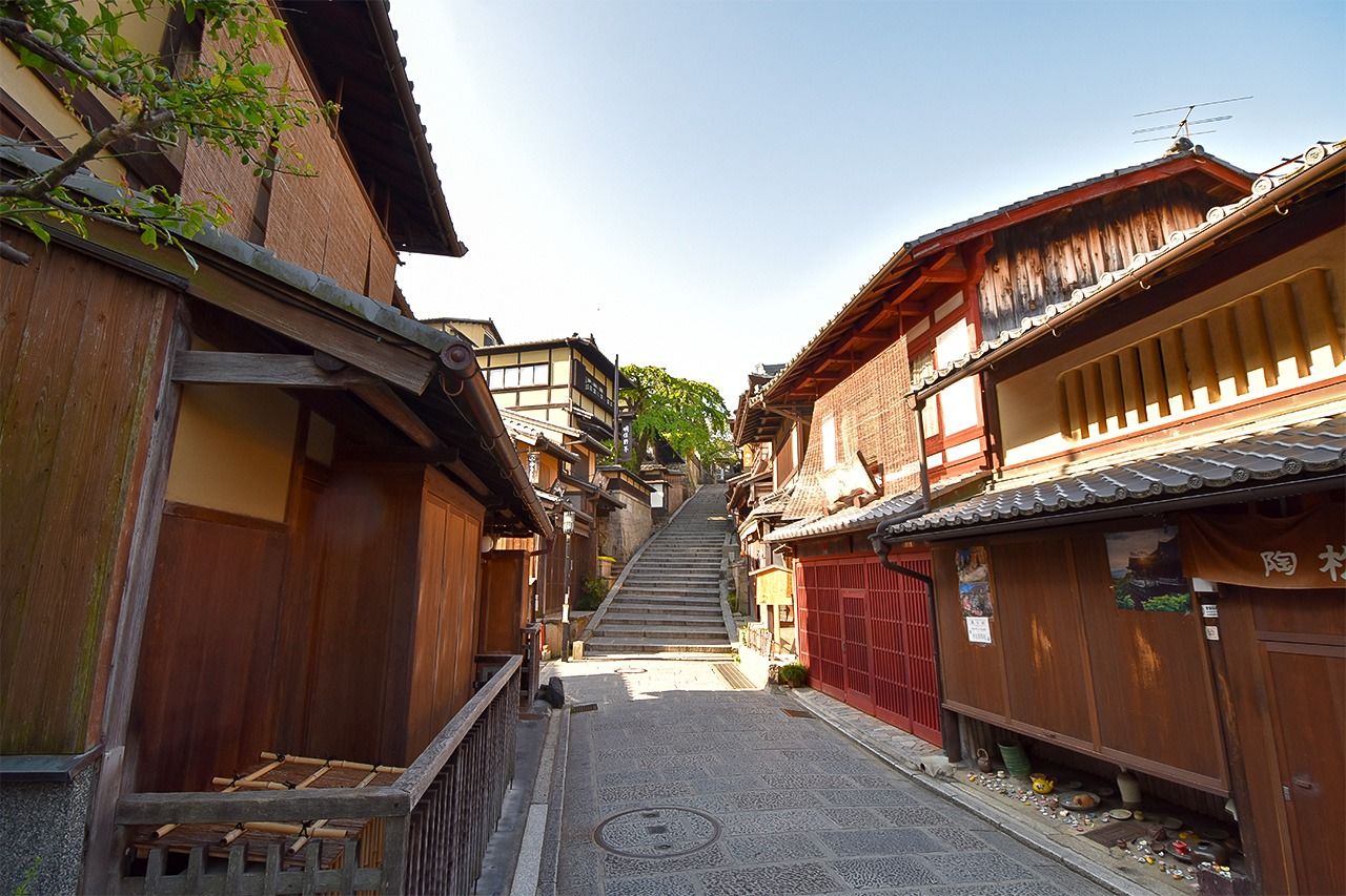 The uncrowded stairs of Kyoto’s Sannenzaka lane in pandemic days. (© Nippon.com)