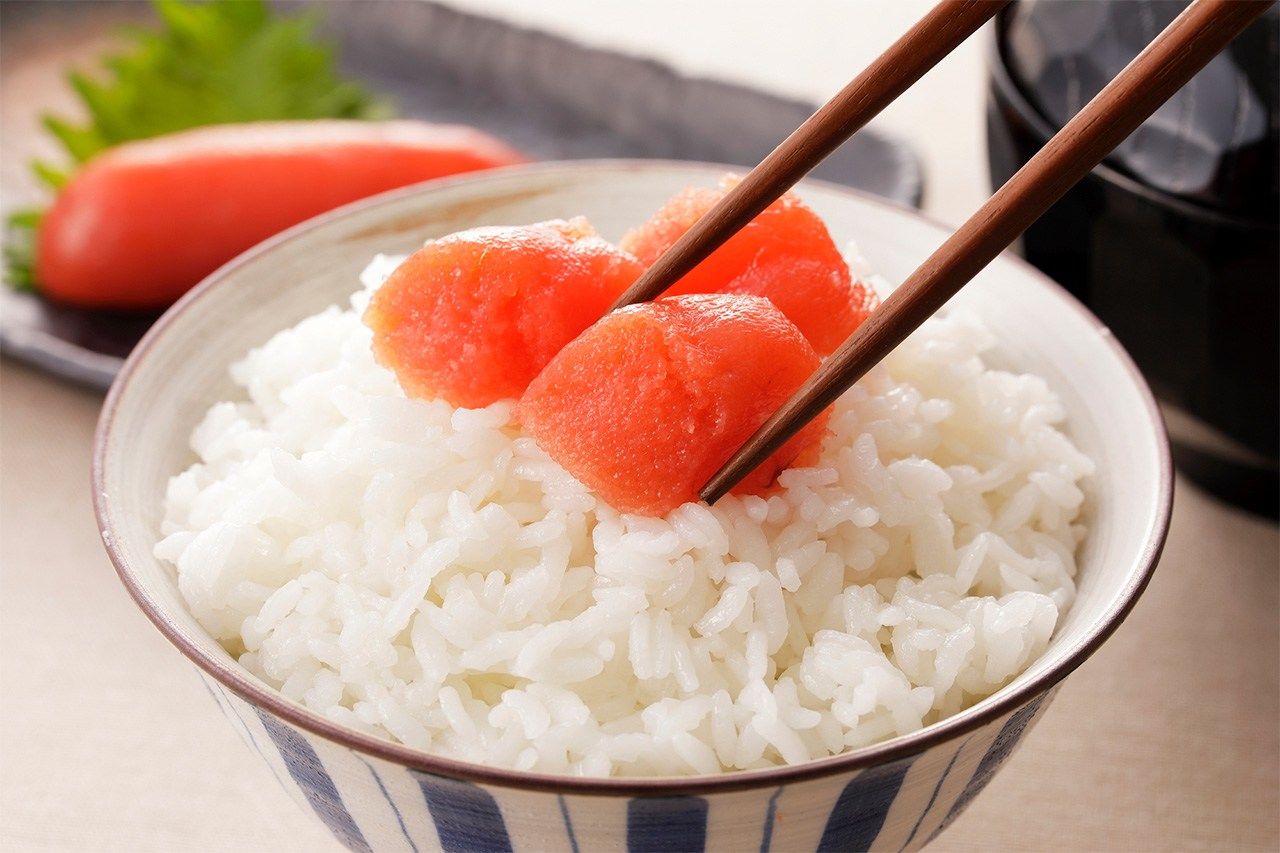 Steamed rice topped with salty tarako. (© Pixta)