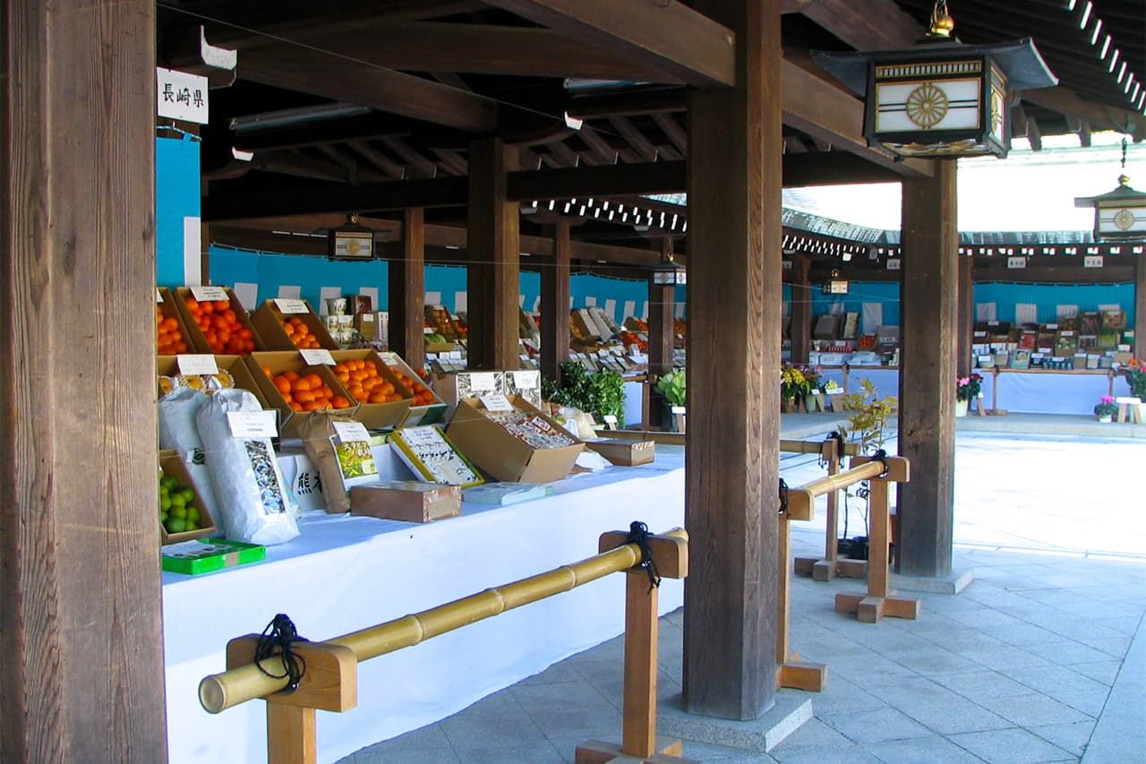 Freshly harvested crops are presented at Meiji Shrine in Tokyo. (© Pixta)