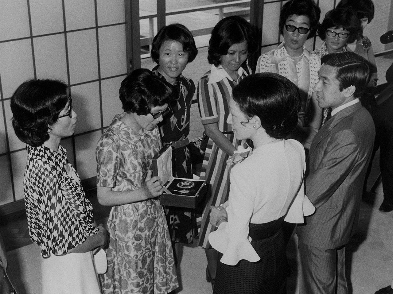 Tabei Junko (second from left) meets on June 20, 1975, with Akihito and Michiko, then crown prince and princess, at the Akasaka Imperial Residence in Tokyo after becoming the first woman to reach the summit of Mt. Everest. (© Jiji)