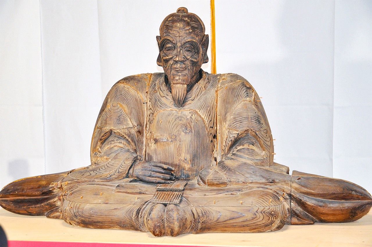 A wooden statue thought to be of Toyotomi Hideyoshi discovered at Ōmiya Shrine in Osaka in May 2020. The statue, dating back to the Edo period (1603–1868), is life-size and therefore the biggest of Hideyoshi in Japan. (© Jiji)
