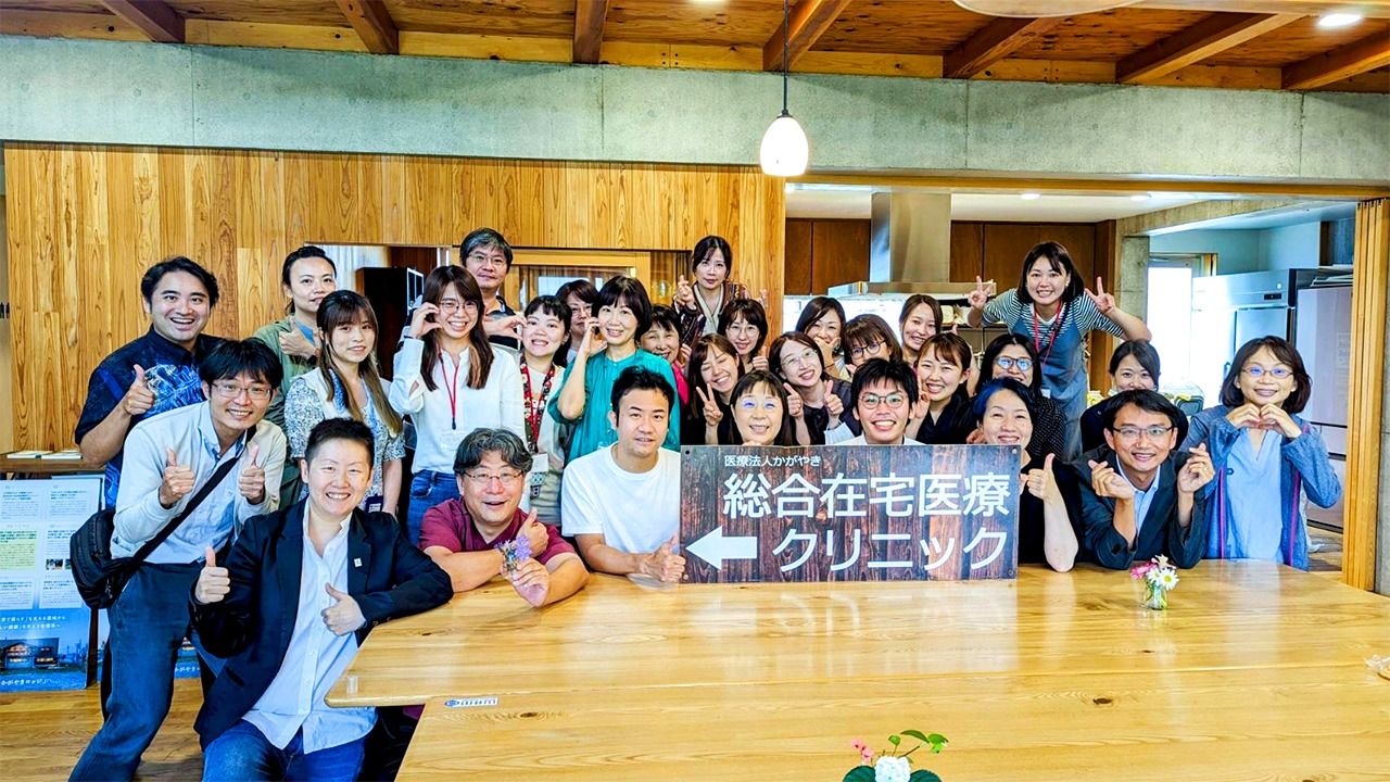 Kagayaki staff and participants at Kagayaki Lodge, June 2023. (© Daidō Atsushi)