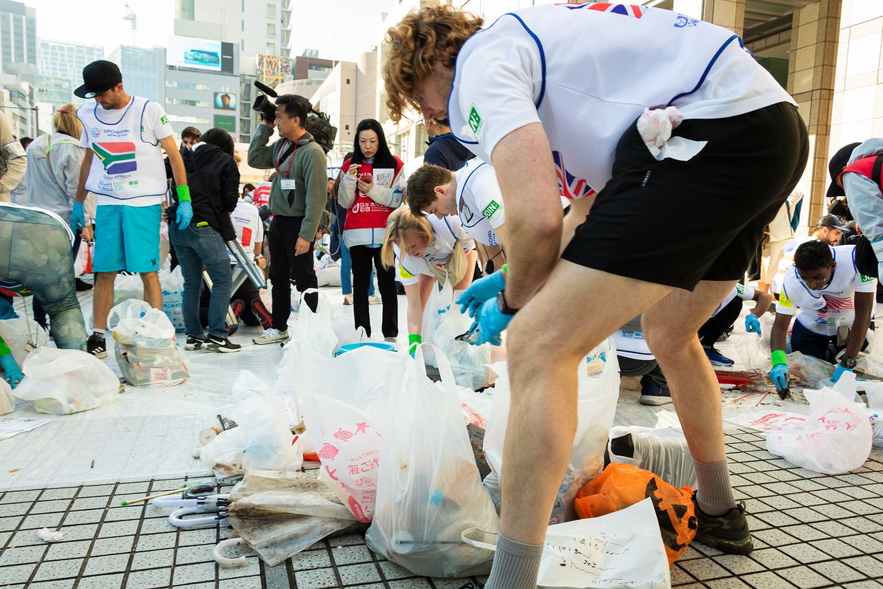 Points were awarded for every 100 grams of trash collected, with teams earning 10 for burnable or unburnable waste, 12 points for glass bottles and metal cans, 25 points for PET bottles, and 150 points for cigarette butts.