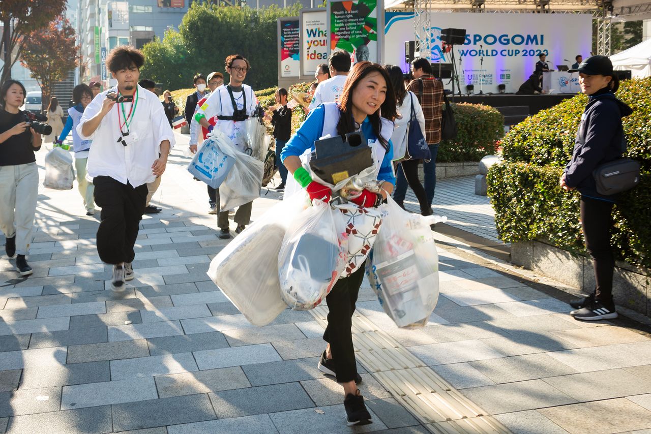 The Japanese team hailed from Niigata and was unfamiliar with the layout of Shibuya, but used their three years of SpoGomi experience to good advantage.