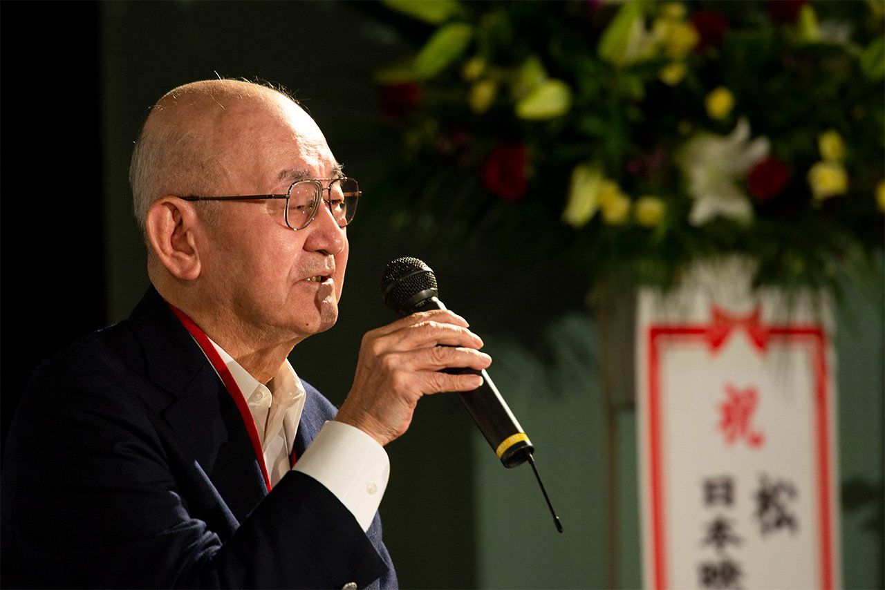 Nagai Hideyuki talks about his uncle during a film presentation at the Ozu Yasujirō Memorial Film Festival, held annually in the city of Chino, Nagano, since 1998. (© Kodera Kei)