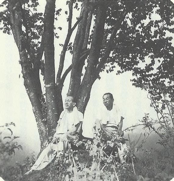 Ozu and Noda sitting by the lonely cherry tree. (Courtesy of the Noda Kōgo Memorial Tateshina Writers Research Institute ). 