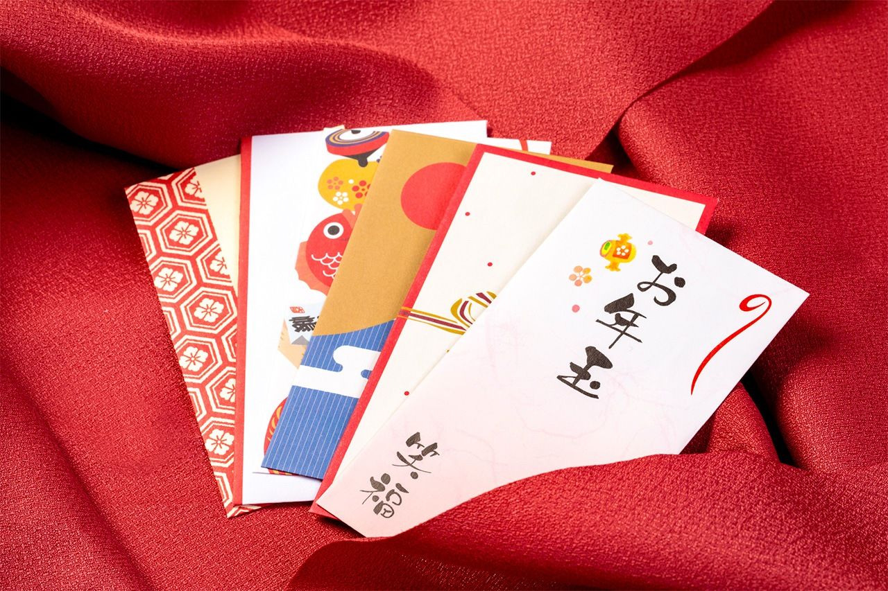 Money envelopes for New Year’s otoshidama. (© Pixta)