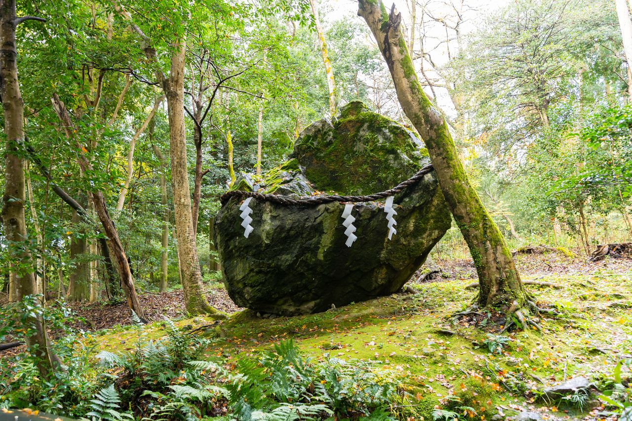 A shimenawa marks a sacred rock (iwakura) at the Izumo Daijingū in Kyoto Prefecture. (© Kazenotami/Pixta)