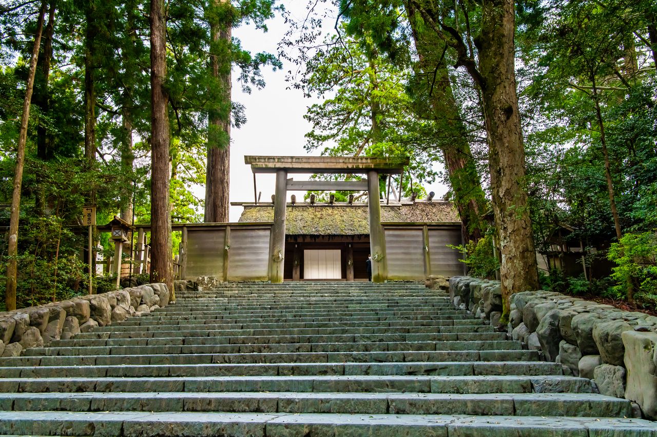 Stone steps leading up to the main shrine building of Ise Jingū, which enshrines Amaterasu. (© Pixta)