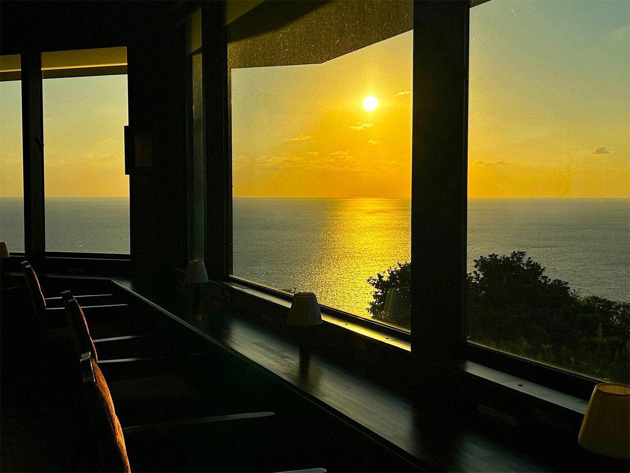 The sun sets over Sumōnada, viewed from the lounge room of the Endō Shūsaku Literary Museum. Endō once said, “This sea stretches all the way to Portugal.” (© Amano Hisaki)