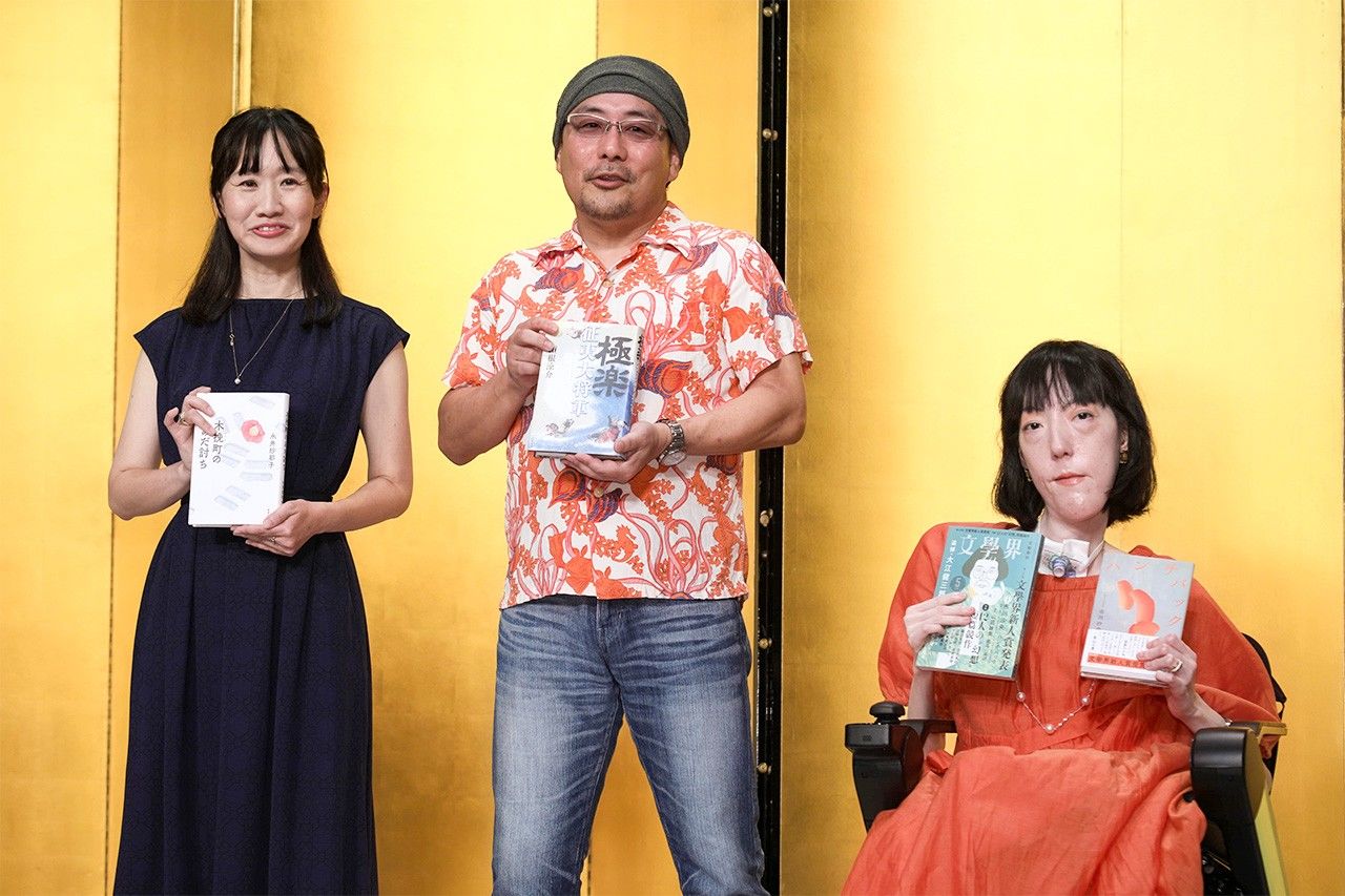 From left, Naoki Prize winners Nagai Sayako and Kakine Ryōsuke, and Akutagawa Prize winner Ichikawa Saō, at the awards ceremony in Tokyo on July 19, 2023. (© Jiji)