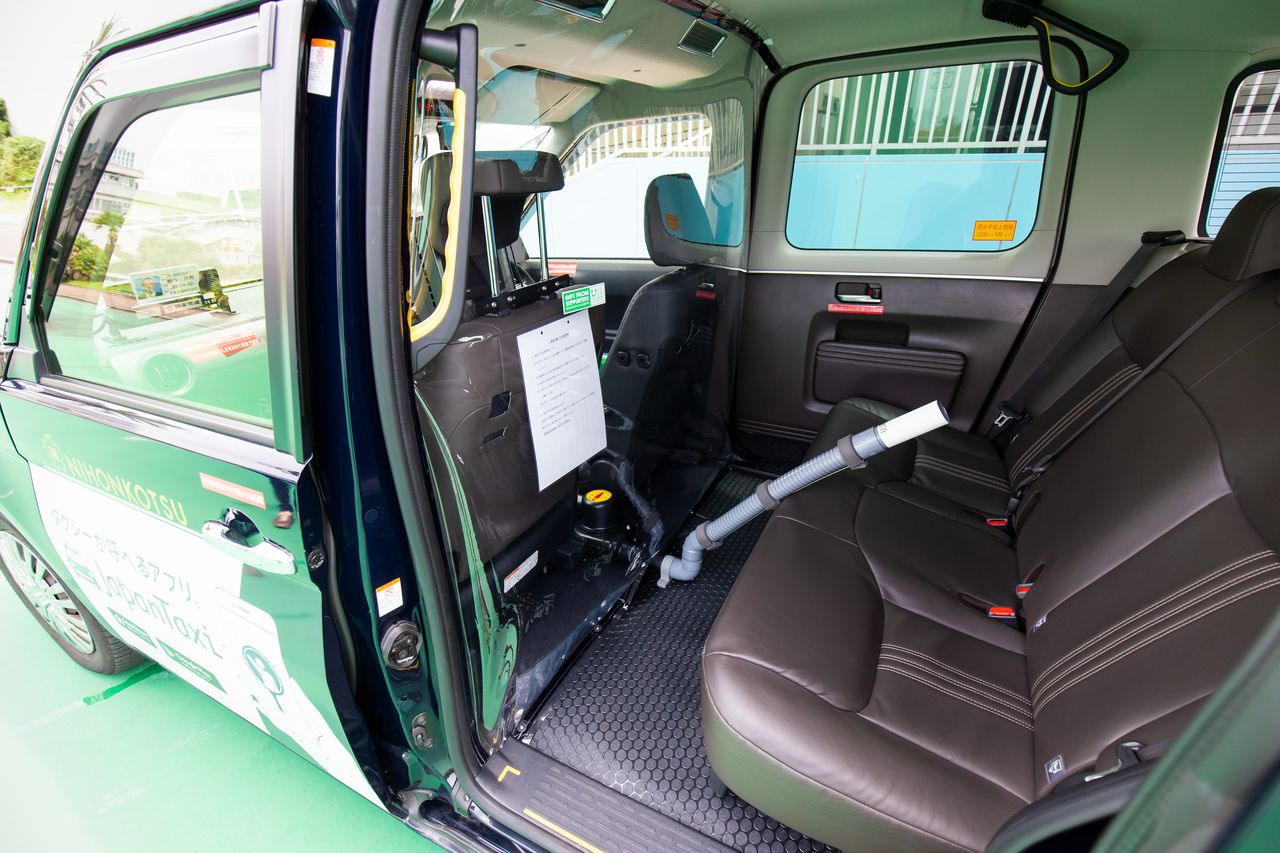 This van supplied by the Nippon Foundation has been modified to stop the circulation of airborne droplets. To prevent air from the passenger compartment entering the driver’s compartment, the two zones are separated by a plastic sheet, and the driver’s compartment is maintained at a higher pressure than the passenger compartment, keeping air flowing one way only.