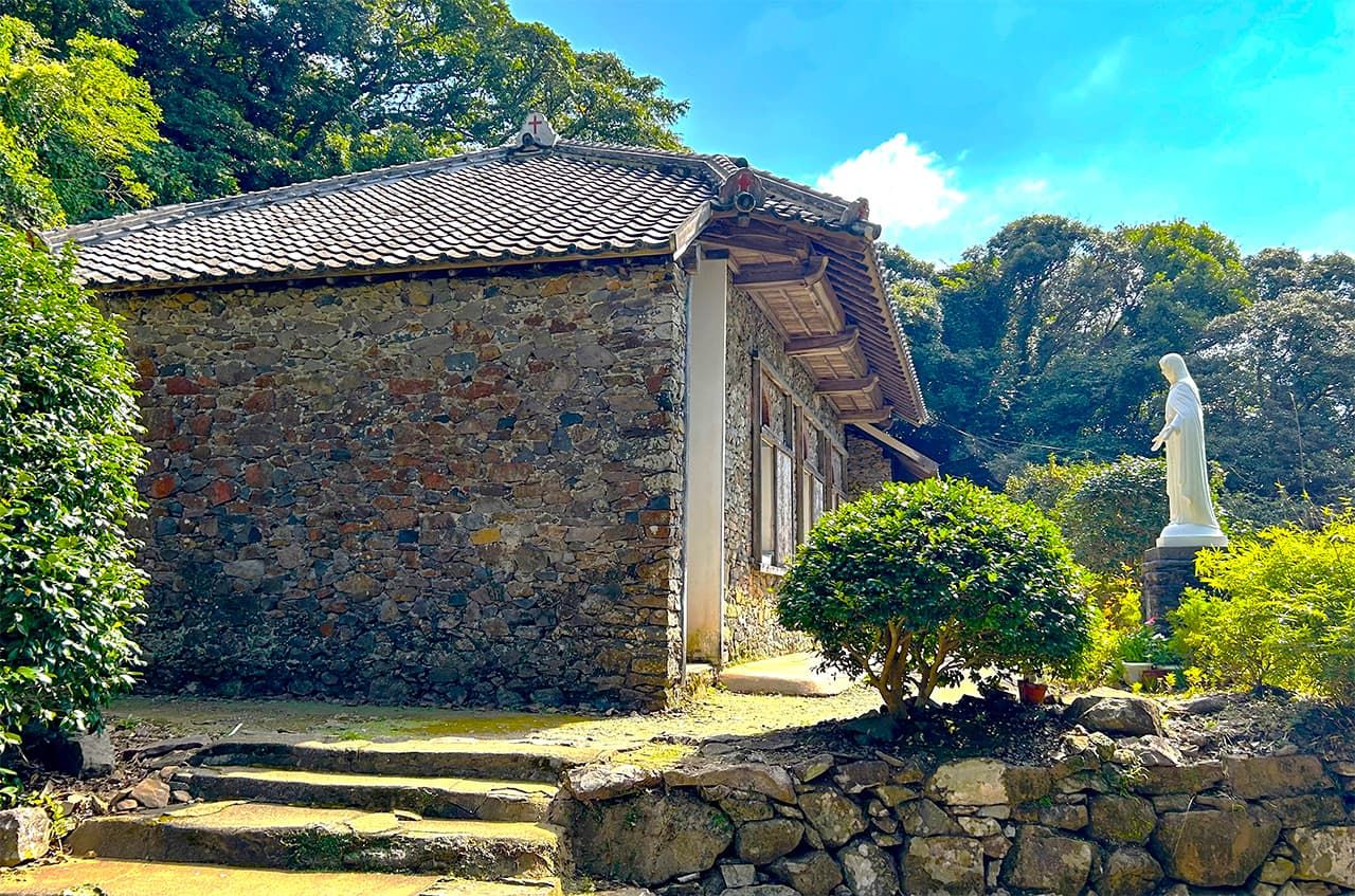 The wood and stone Ōno Church stands hidden in the woods about 10 minutes’ walk from Ōno bust stop. It was completed in 1893. If it were not for the statue of the Virgin Mary, it could be mistaken for an old farmhouse. (© Amano Hisaki)