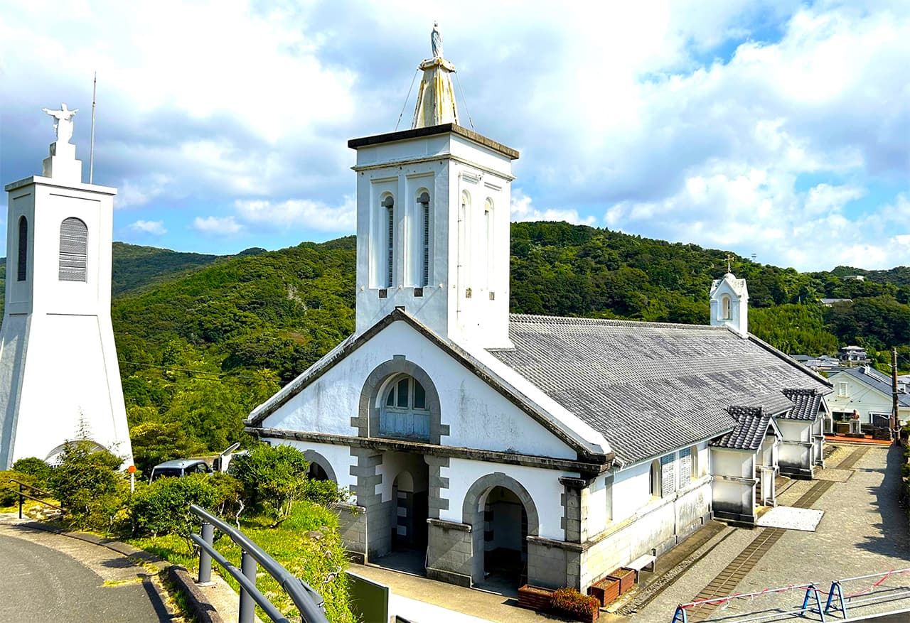 Beautiful Shitsu Church, with its dignified chalk walls and two towers, was completed in 1882. It is 20 minutes’ walk from Shitsu Bunkamura bus stop. (© Amano Hisaki)