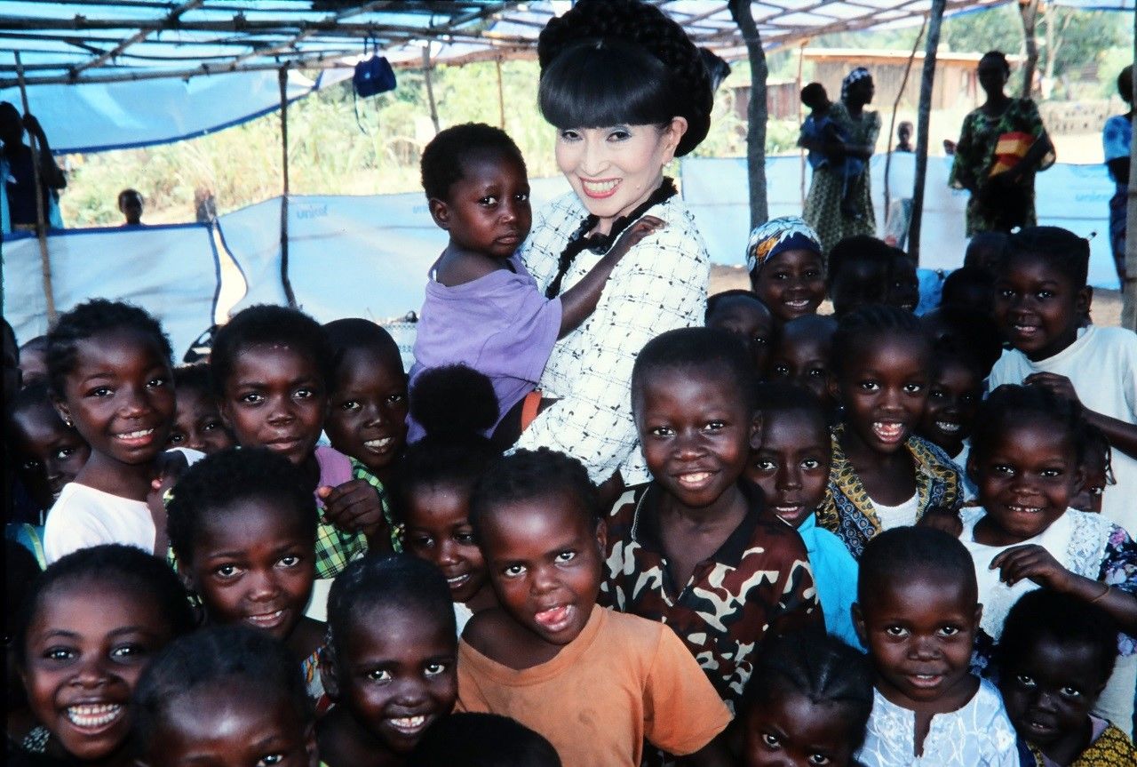 Totto-chan surrounded by children in the Republic of Congo in 2004. (Photo courtesy of Tanuma Takeyoshi)