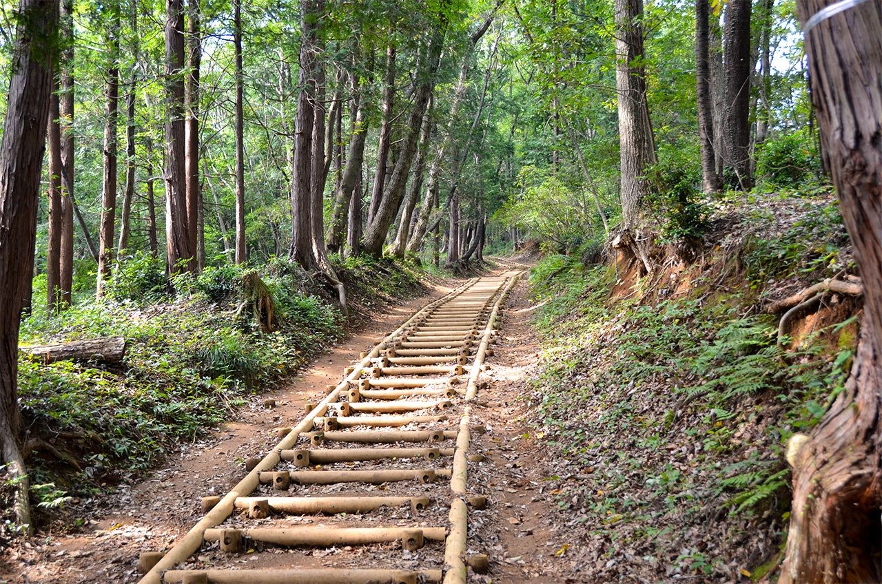 Mikaeri-zaka, the path leading to the top of Mount Tōnosu. (© Gianni Simone)