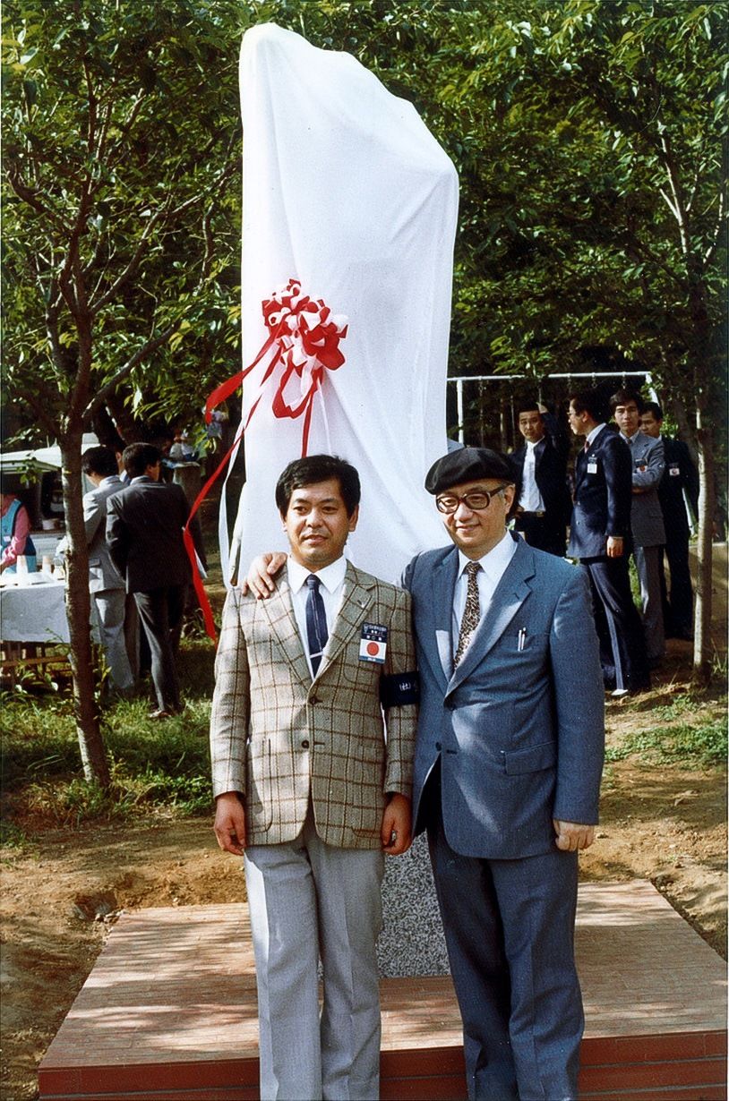 Noguchi Isao, at left, and the “God of Manga” Tezuka Osamu at the unveiling of the statue. (Courtesy of Noguchi no Tane)