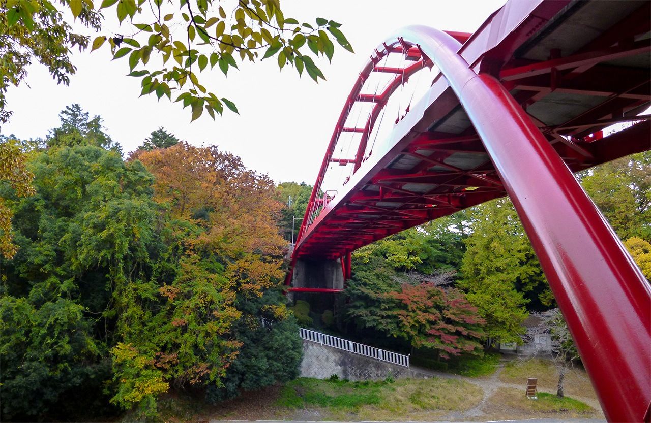 The brilliant red Wariiwa Bridge. (© Gianni Simone)
