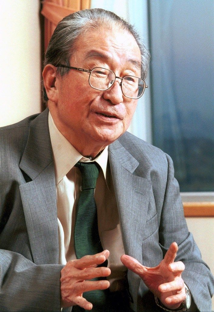 Komatsu Sakyō at his home in 2002. (© Kyōdō)
