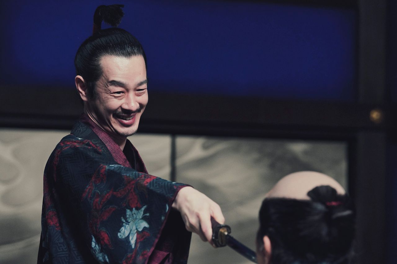 Kase Ryō brings fierce eccentricity to his performance of Nobunaga. (© 2023 Kadokawa; © T. N. Gon Co., Ltd.)