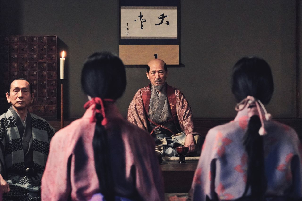 Kobayashi Kaoru (facing the camera at center), surprisingly, makes his Kitano debut as Tokugawa Ieyasu. His meandering take on the role is superb. (© 2023 Kadokawa; © T. N. Gon Co., Ltd.)