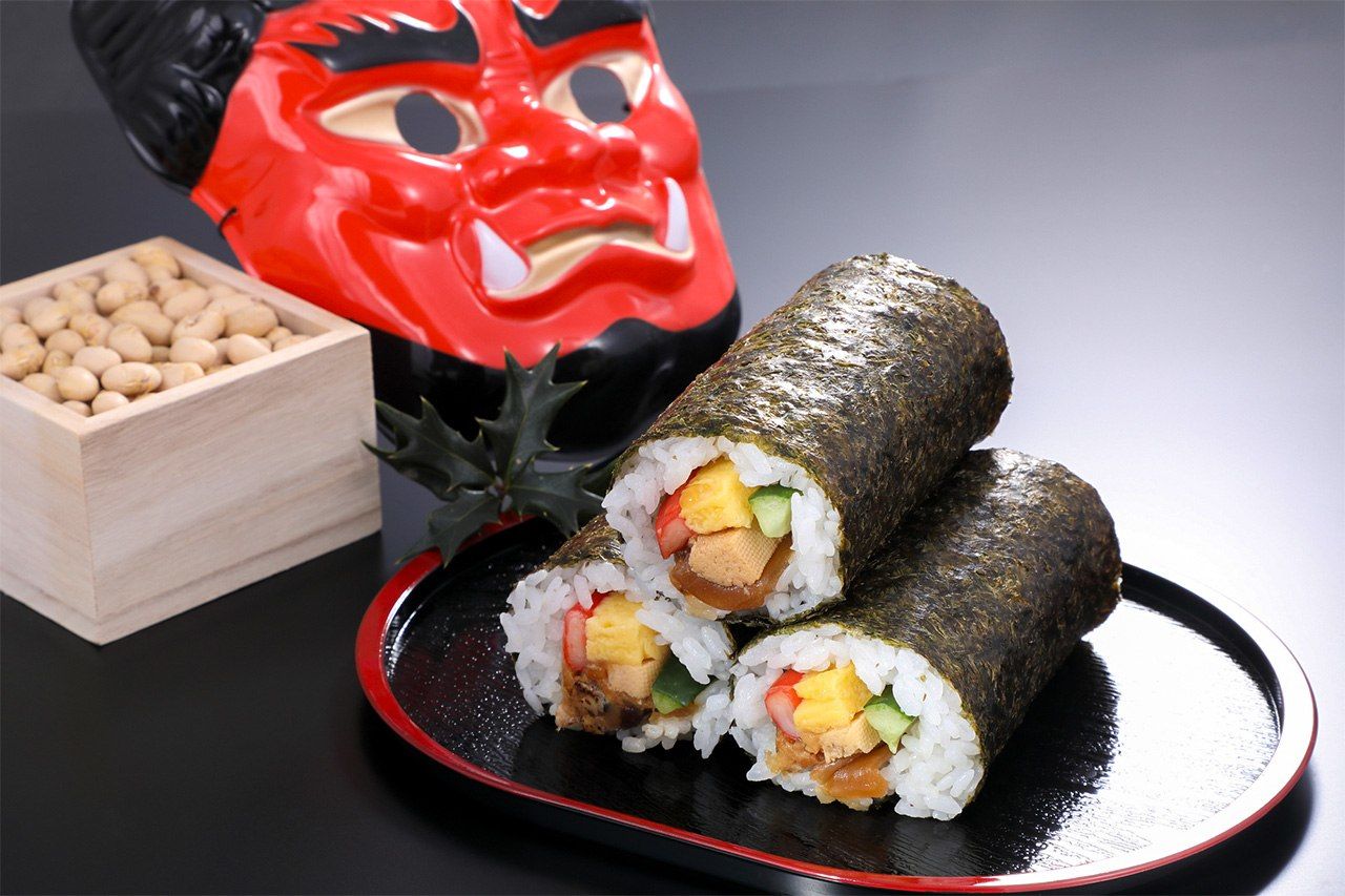 (Left to right) Soybeans, an oni mask, and ehōmaki sushi. (© Pixta)