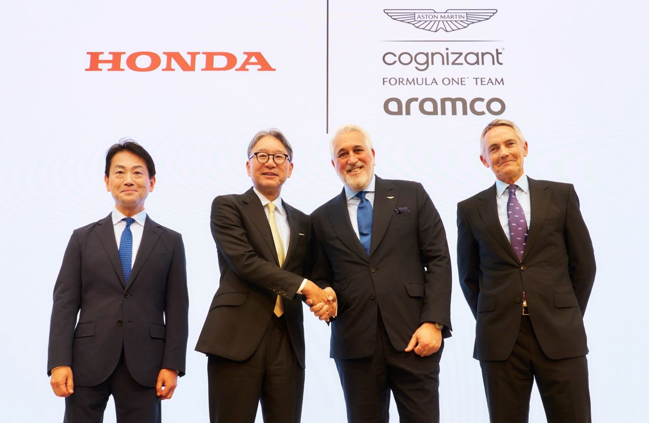 From left: Honda Racing President Watanabe Kōji, Honda Motor CEO Mibe Toshihiro, Aston Martin Chairman Lawrence Stroll, and Aston Martin Performance Technologies group CEO Martin Whitmarsh at a press conference in Tokyo on May 24, 2023, announcing the two sides’ F1 partnership. (© Honda)