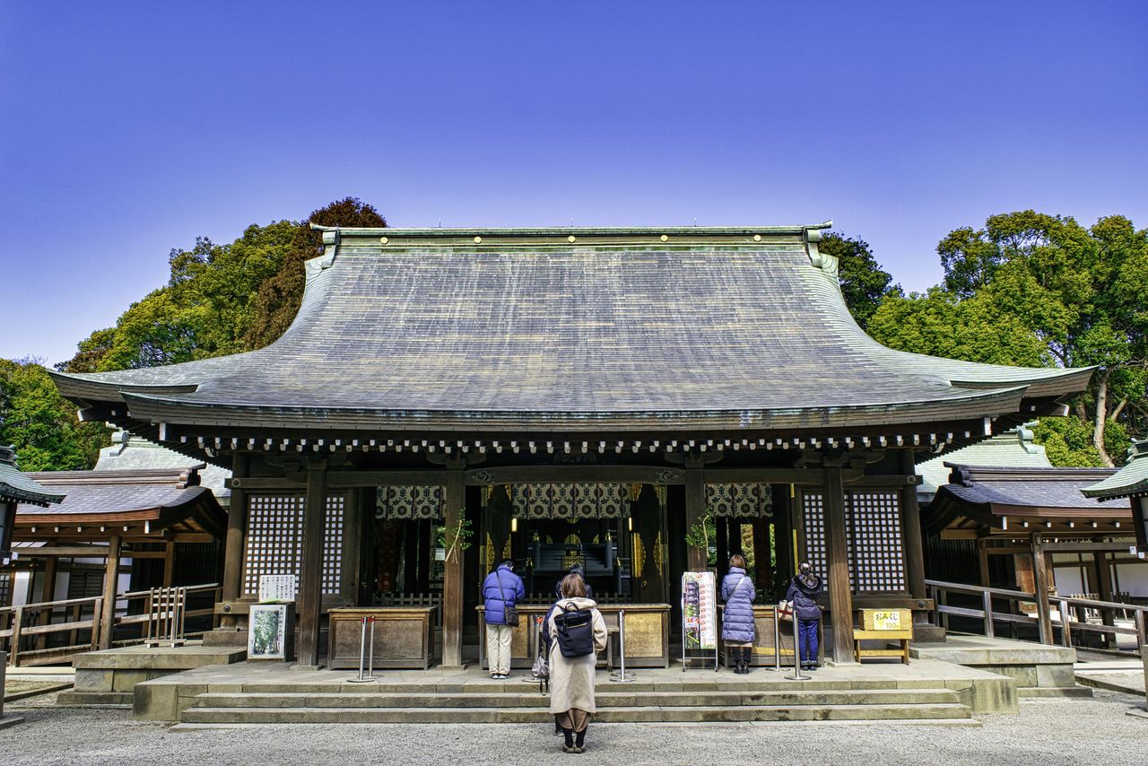 The haiden (hall of worship) at Hikawa Shrine. (© Pixta)