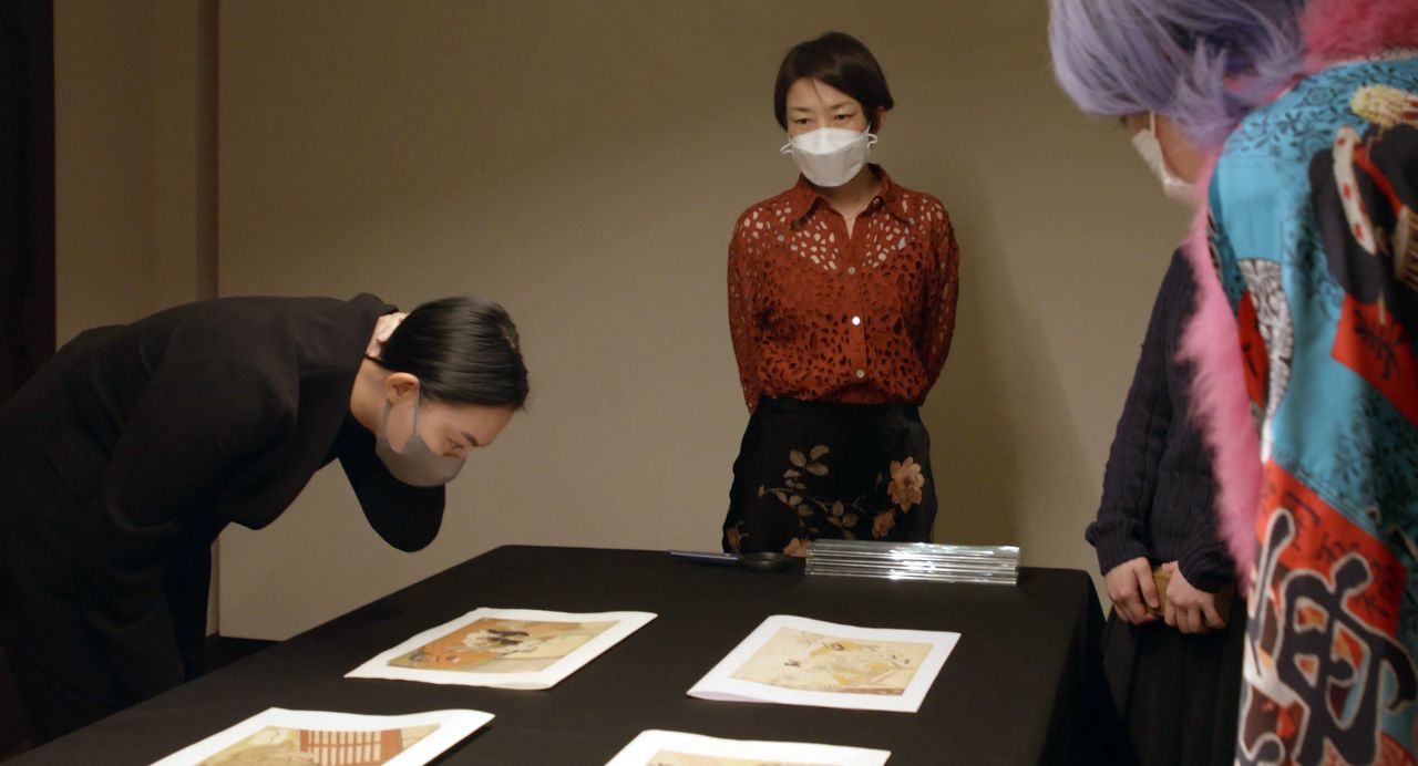 A scene from one of the “shunga nights” sessions, where art historians, artists, editors, and collectors came together to admire and discuss various prints. (© 2023 Shunga Production Committee)
