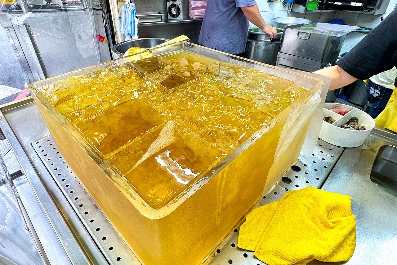 Blocks of aiyu jelly at a market in Taiwan. (© Hitoto Tae)