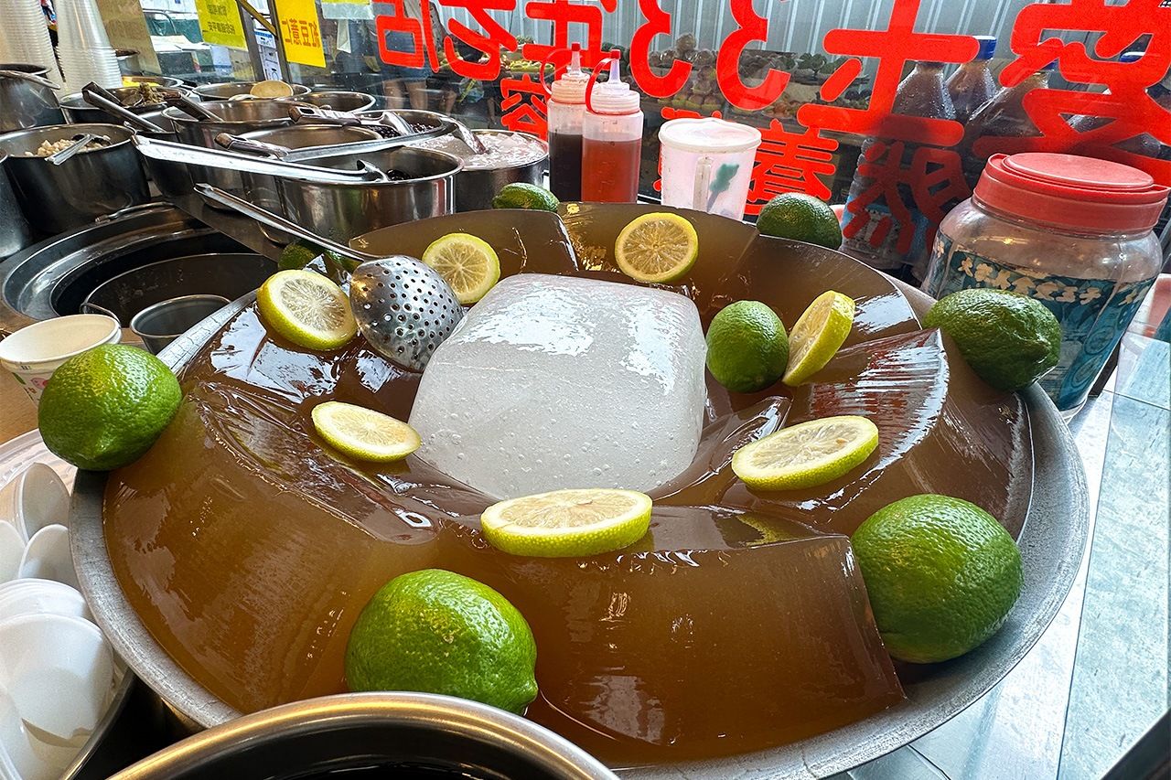 A large dish of aiyu jelly garnished with lemons at a shop in Taiwan. (© Hitoto Tae)