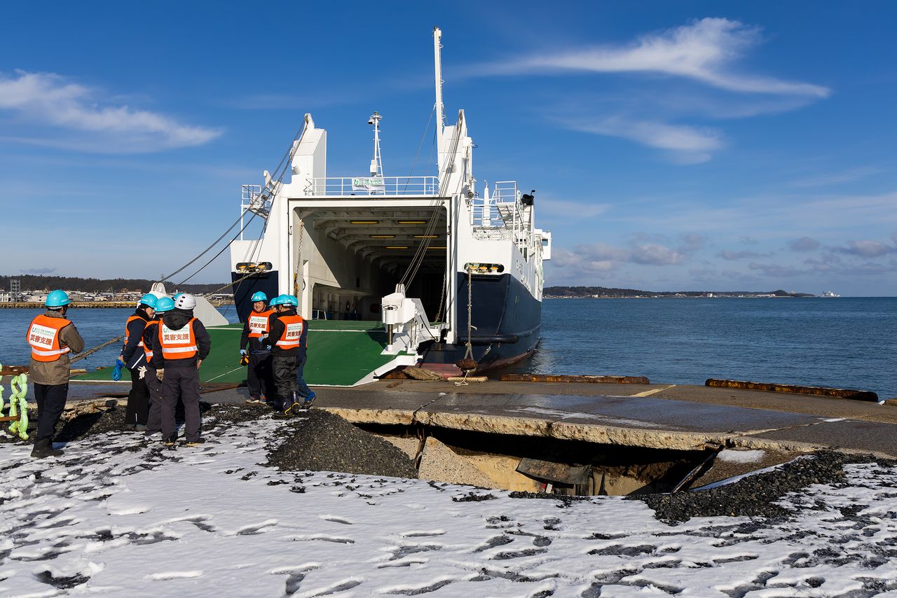 There is even collapsed ground right next to where the ferry reaches land. (© Hashino Yukinori)