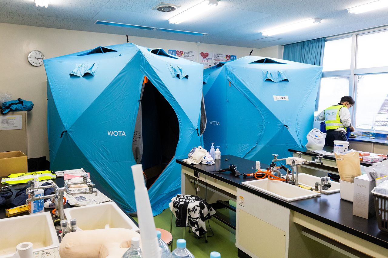 Shower kits lined up in the science room. (© Hashino Yukinori)