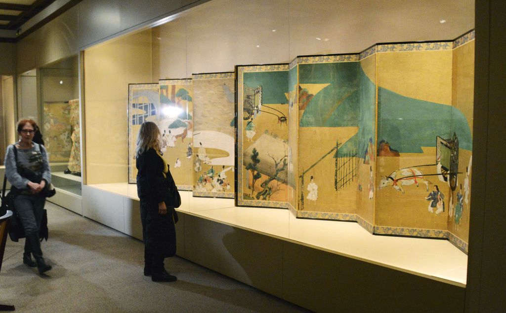 Screens by Tawaraya Sōtatsu illustrating scenes from The Tale of Genji, on display at the Metropolitan Museum of Art in New York in 2019. (© Kyōdō)