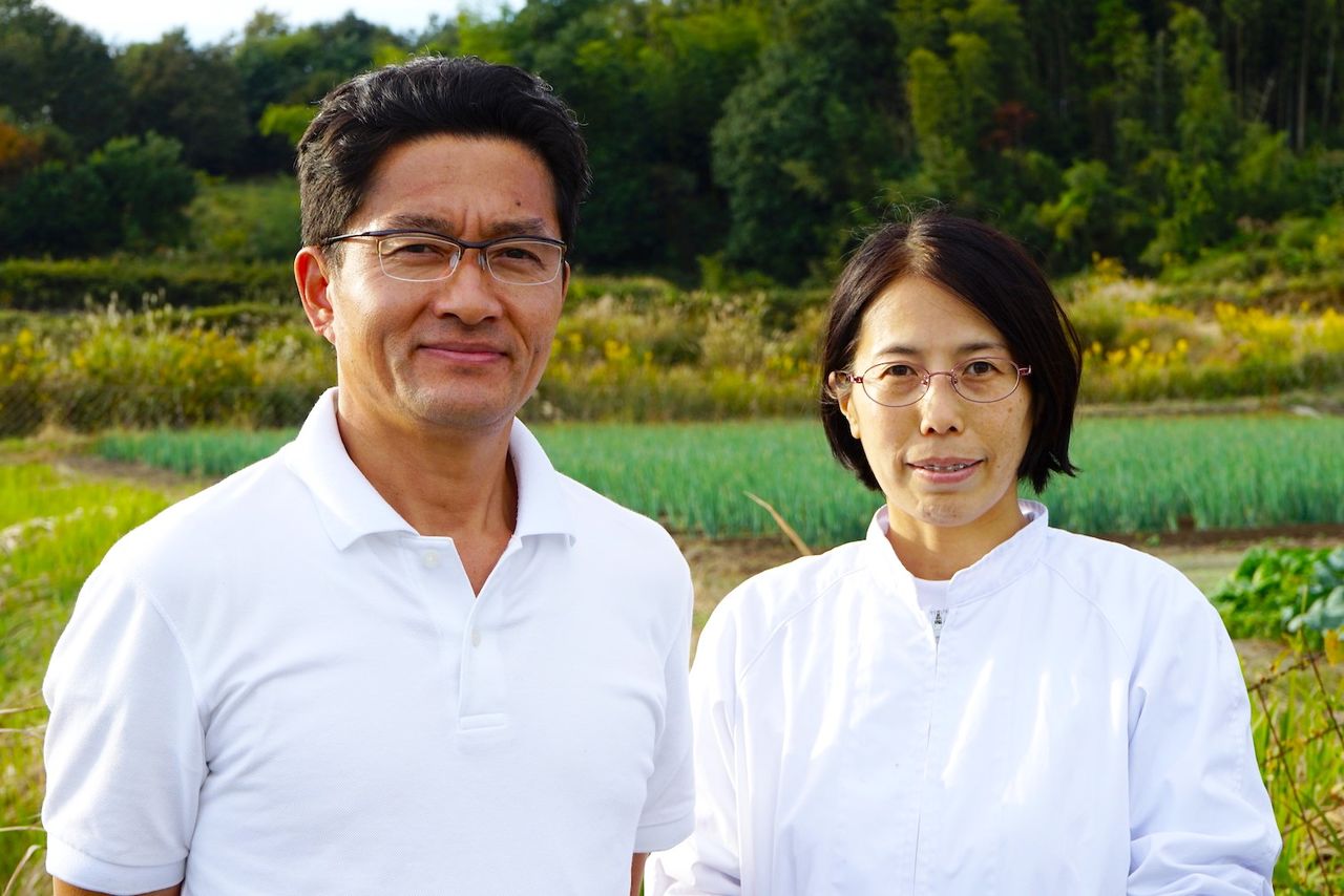Masanori married Kunie, who now manages the shop, during his forestry days. He says, “We used to tour several farms on our dates.” (© Ukita Yasuyuki)