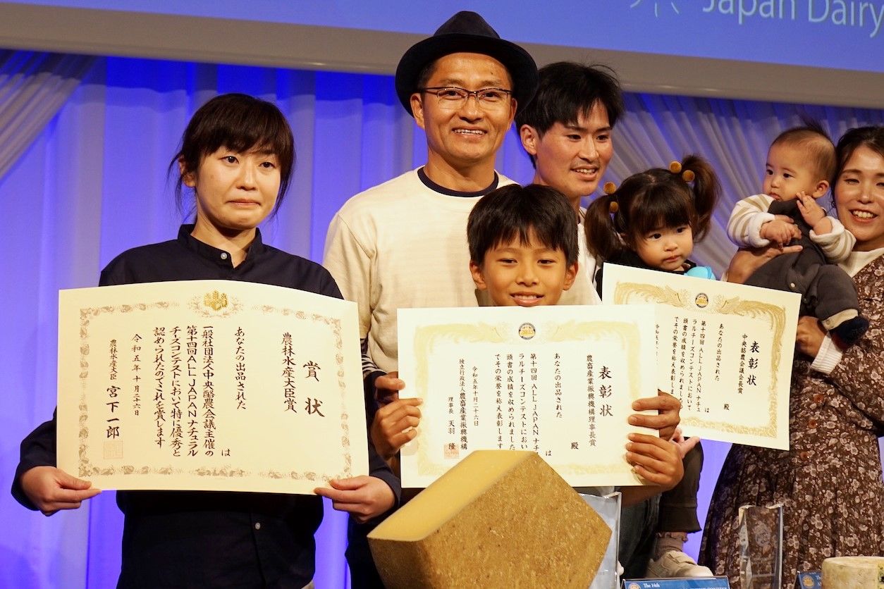 Matsubara with his second son, Luka, at front center, who holds his award certificate from the fourteenth All Japan Natural Cheese Contest, where he won silver. (© Ukita Yasuyuki)