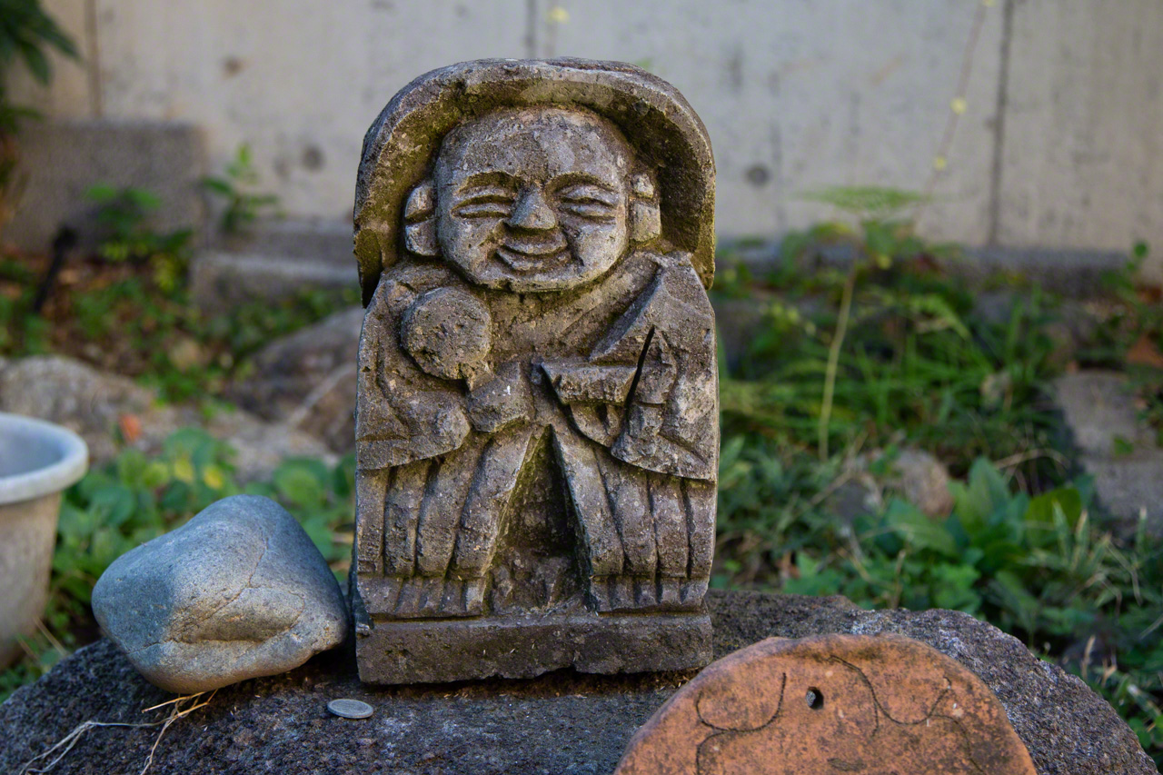 Stone carving of Tanokansā (Ta no Kami, or god of the rice fields) in Nagayama’s garden. (© Ōnishi Naruaki)