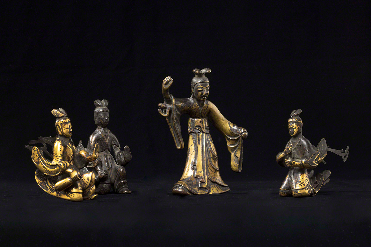 Maya, at center, flanked by her heavenly visitors. (© Muda Tomohiro)