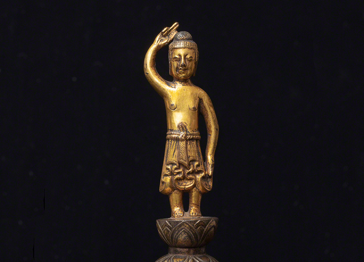Standing statue of Shakyamuni at birth, Shōgenji, Komaki, Aichi Prefecture (on long-term loan to the Nara National Museum). (© Muda Tomohiro)