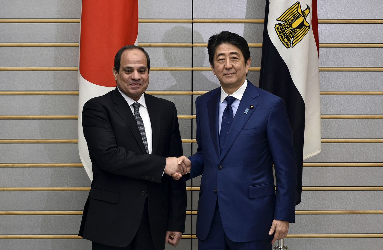 President el-Sisi and Prime Minister Abe Shinzō announce a joint partnership on education on February 29, 2016, in Tokyo. (© Reuters)