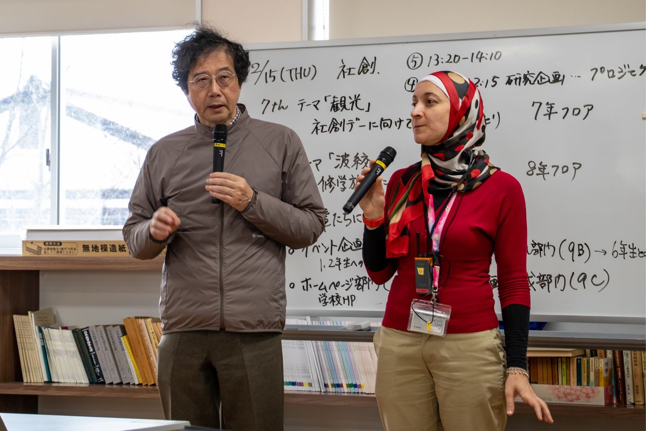 Yanagisawa Shōichi and Yasmine Mostafa, professor and assistant professor, respectively, at the University of Fukui, lead a training session. (© Nippon.com)