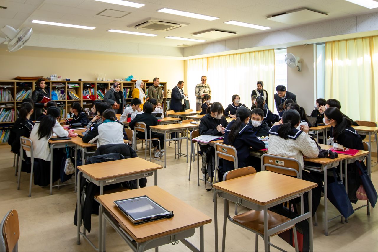 The students’ group work targeted “what we want our juniors to know,” a theme they pursued throughout the school year. (© Nippon.com)